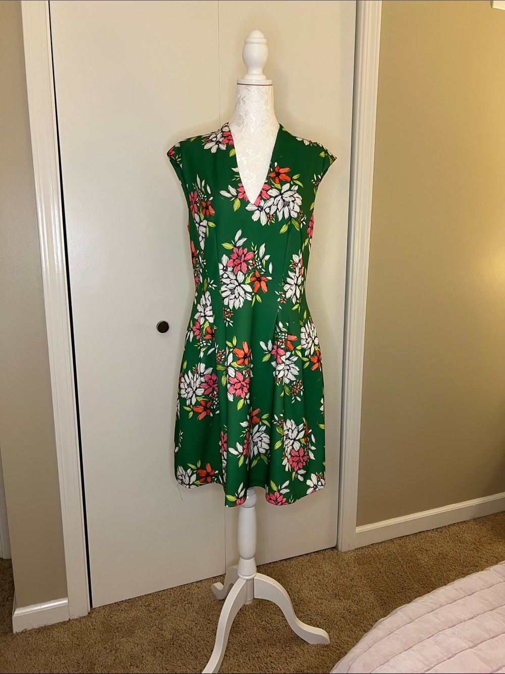 Vince Camuto Green Floral V-Neck Mini Dress